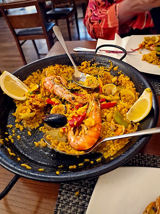Mallorcan seafood paella with prawns, mussels and lemon